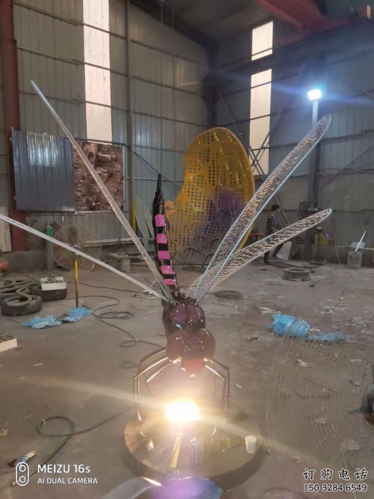 蜻蜓點水雕塑廠家  鏤空昆蟲雕塑 不銹鋼蜻蜓點水雕塑廠家