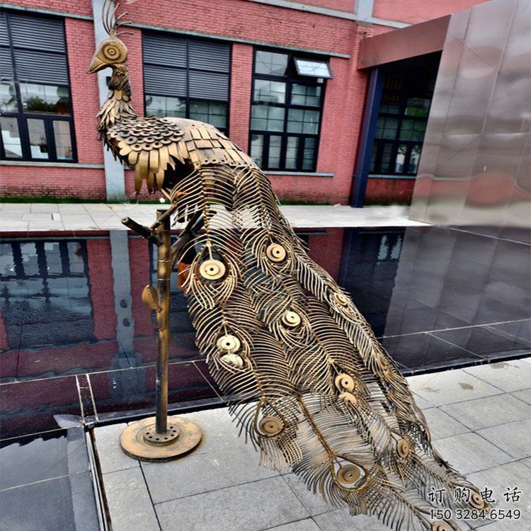 孔雀雕塑 拉絲烤漆小品 不銹鋼鏤空孔雀雕塑廠家