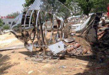 鏤空小魚雕塑廠家 現代抽象擺件 草地切面小魚雕塑