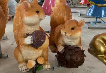 游樂場松鼠雕塑廠家 戶外賓館擺件 住宅小區(qū)彩繪松鼠雕塑