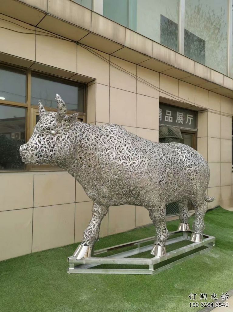 戶外鏤空牛雕塑廠家 卡通噴漆小品 游樂場(chǎng)異形鏤空牛雕塑