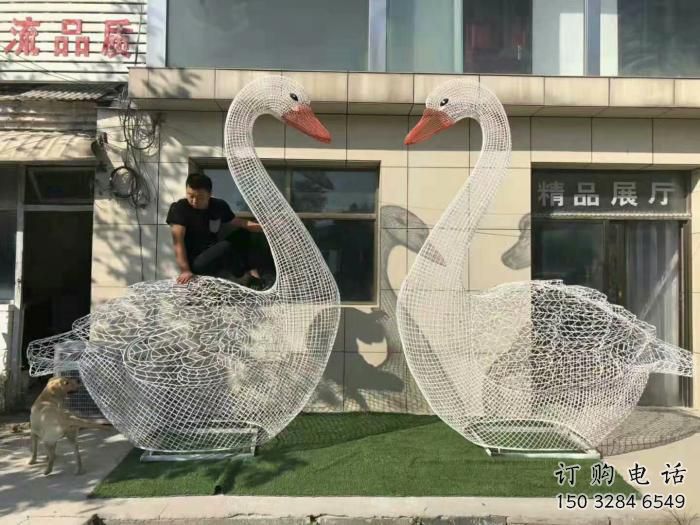 鏤空鵝雕塑廠家 現代抽象擺件 草地切面鵝雕塑