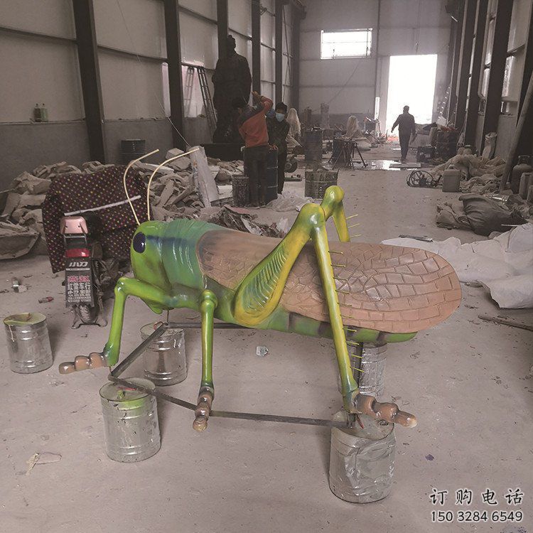 農村螞蚱雕塑廠家 卡通噴漆小品 戶外異形螞蚱雕塑