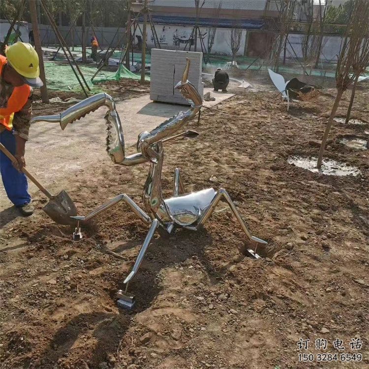 幾何螳螂雕塑廠家 中式室內(nèi)擺件 草地切面螳螂雕塑