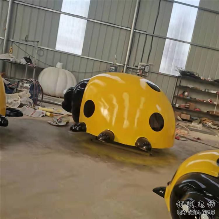 噴漆甲殼蟲雕塑廠家 卡通廣場小品 草地切面甲殼蟲雕塑
