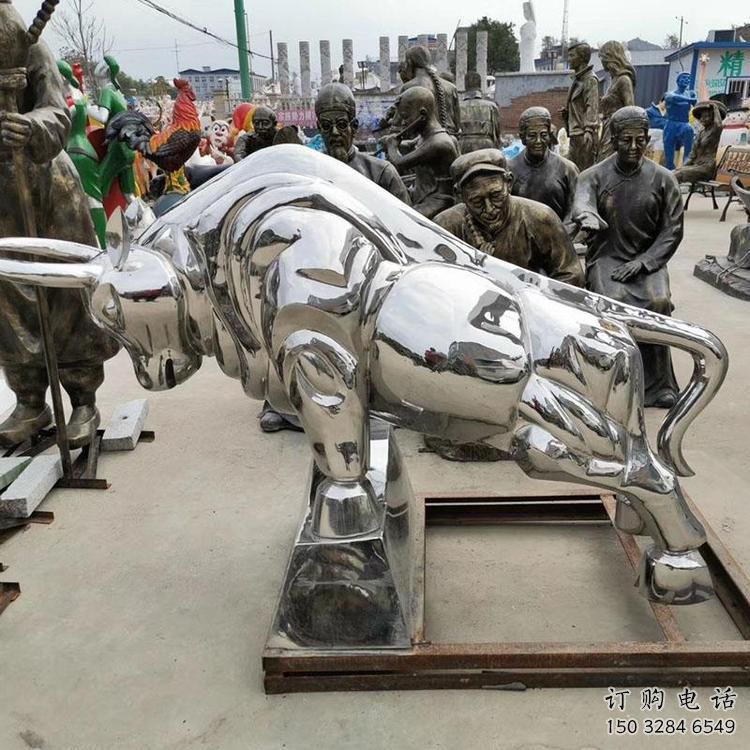 步行街牛雕塑廠家 創(chuàng)意鏡面擺件 大型草地牛雕塑