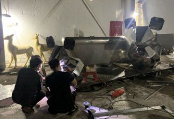 鍛造老鼠雕塑廠家 現代抽象擺件 草地切面老鼠雕塑