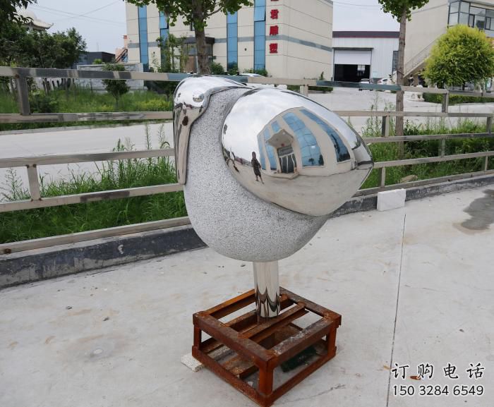 幼兒園小鳥(niǎo)雕塑廠家 卡通鏡面小品 室內(nèi)異形小鳥(niǎo)雕塑