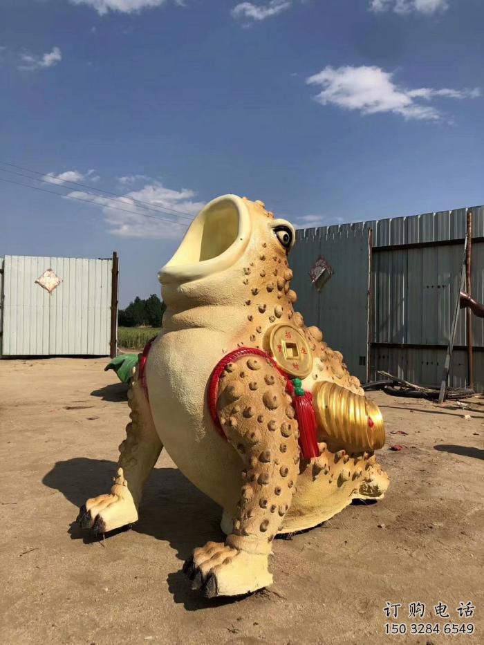 庭院金蟾雕塑廠家 中式仿真擺件 戶外噴漆金蟾雕塑