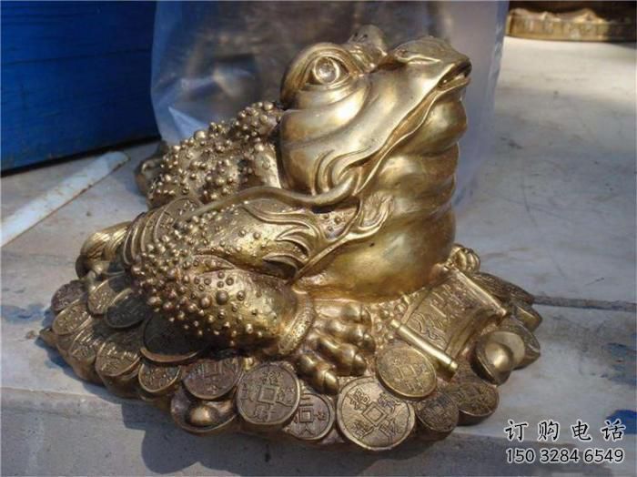 仿古金蟾雕塑廠家 戶外賓館小品 玄關彩繪金蟾雕塑