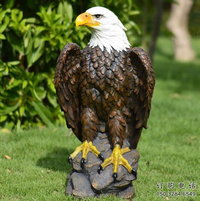 草地獵鷹雕塑廠家 公園異形小品 室內仿真獵鷹雕塑