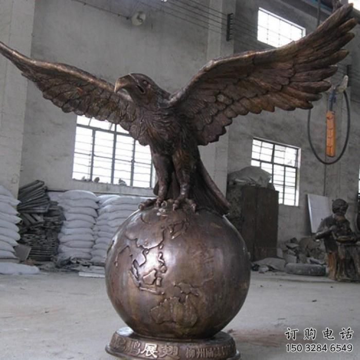 步行街獵鷹雕塑廠家 創(chuàng)意鑄造擺件 草地仿真獵鷹雕塑