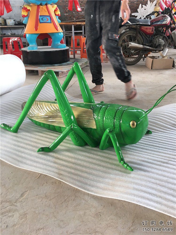 彩繪蟈蟈雕塑廠家 卡通噴漆小品 草地切面蟈蟈雕塑