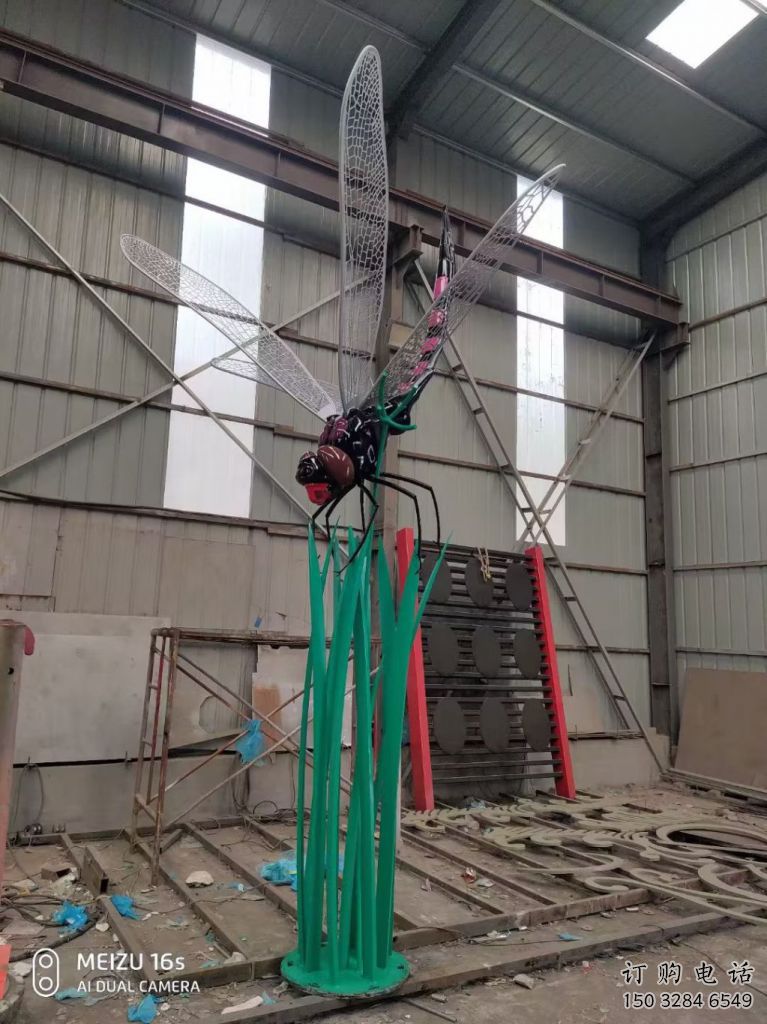 烤漆蜻蜓點水雕塑廠家 戶外擺件 大型蜻蜓點水雕塑