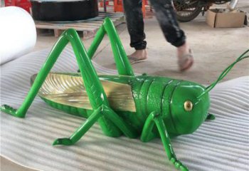 彩繪蟈蟈雕塑廠家 卡通噴漆小品 草地切面蟈蟈雕塑