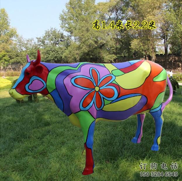 彩繪花牛雕塑廠家 卡通噴漆小品 草地切面花牛雕塑