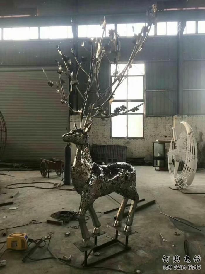 鏤空麋鹿雕塑廠家 現(xiàn)代抽象擺件 草地切面麋鹿雕塑