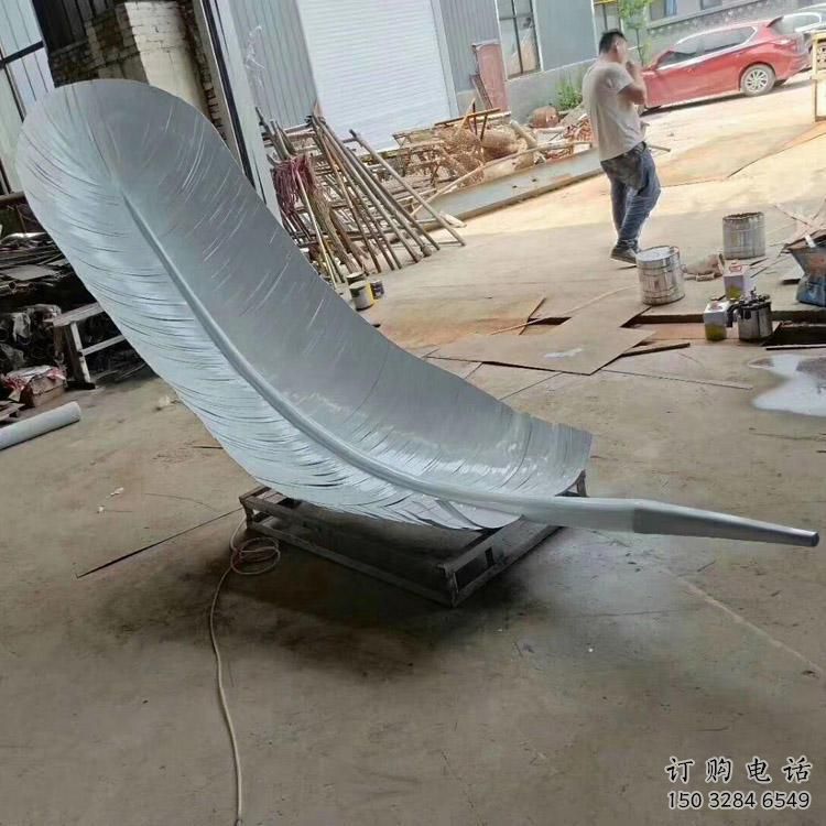 拉絲羽毛雕塑廠家 鏤空創(chuàng)意擺件 別墅區(qū)不銹鋼羽毛雕塑
