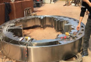 大型商場圓圈雕塑廠家 鏡面擺件 現代不銹鋼圓圈雕塑生產