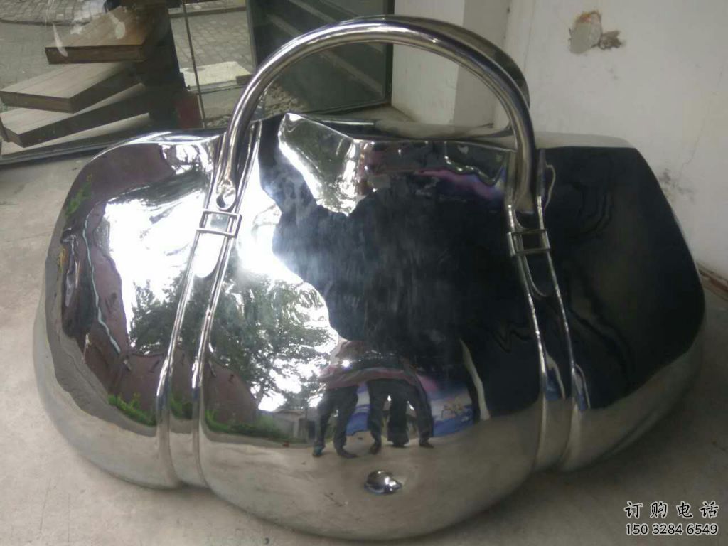 房地產提包雕塑廠家 公園擺件 鏡面不銹鋼提包雕塑生產