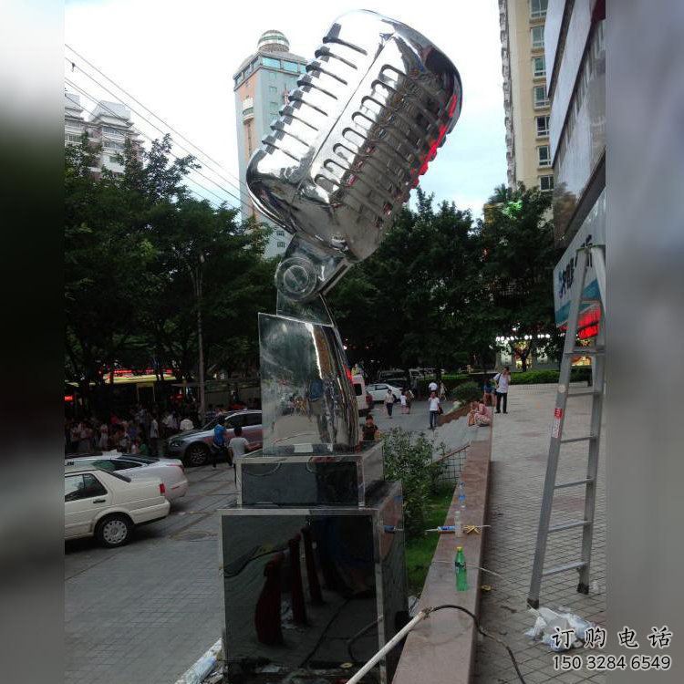 創(chuàng)意麥克風雕塑廠家 鏡面小品 公園不銹鋼麥克風雕塑廠