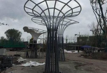 房地產(chǎn)花傘雕塑廠家 鋼管擺件 鏤空不銹鋼花傘雕塑定做