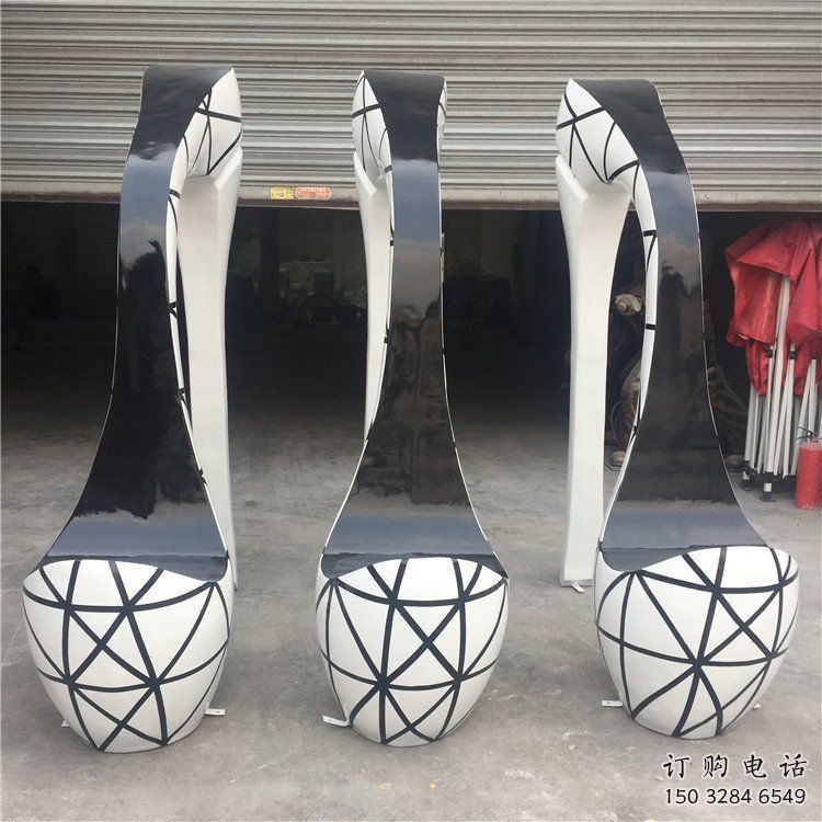 現(xiàn)代高跟鞋雕塑廠家 大型別墅區(qū)擺件 彩繪高跟鞋雕塑廠