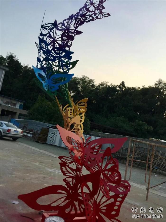 拉絲蝴蝶樹雕塑廠家 鏤空創(chuàng)意擺件 別墅區(qū)不銹鋼蝴蝶樹雕塑廠