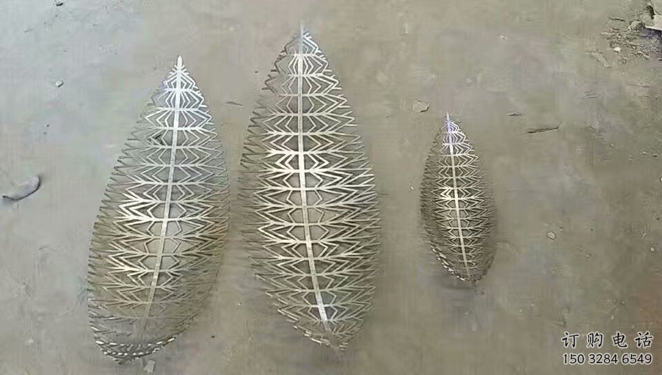 拉絲樹葉子雕塑廠家 鏤空創(chuàng)意擺件 別墅區(qū)不銹鋼樹葉子雕塑廠