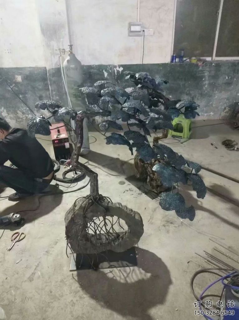 庭院松樹(shù)雕塑廠家 草地小品 鍛造不銹鋼松樹(shù)雕塑廠