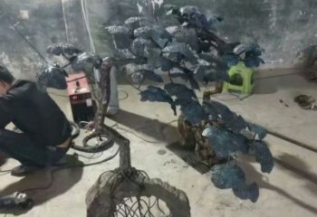 庭院松樹雕塑廠家 草地小品 鍛造不銹鋼松樹雕塑廠