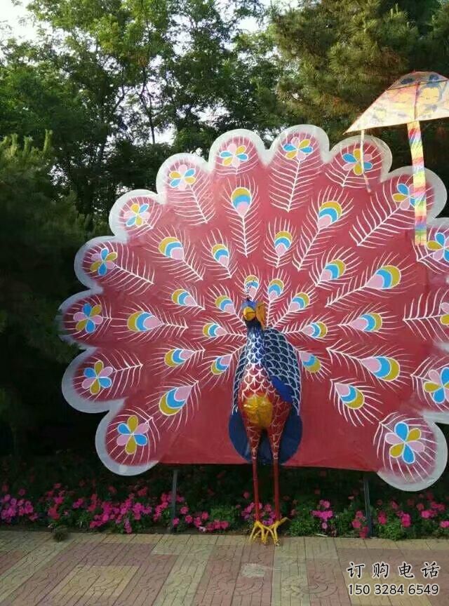 選用創(chuàng)意孔雀雕塑 步行街店門口雕塑 動物小品