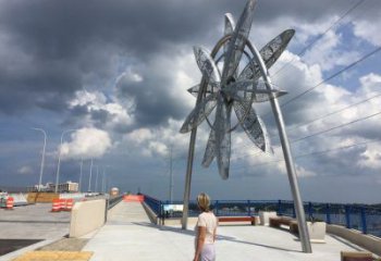 大型風(fēng)車(chē)雕塑定制廠(chǎng)家 歐式步行街旋轉(zhuǎn)雕塑 彩繪旋轉(zhuǎn)雕塑