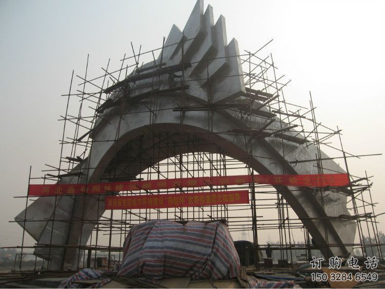 大門雕塑安裝，不銹鋼大門雕塑制作現場