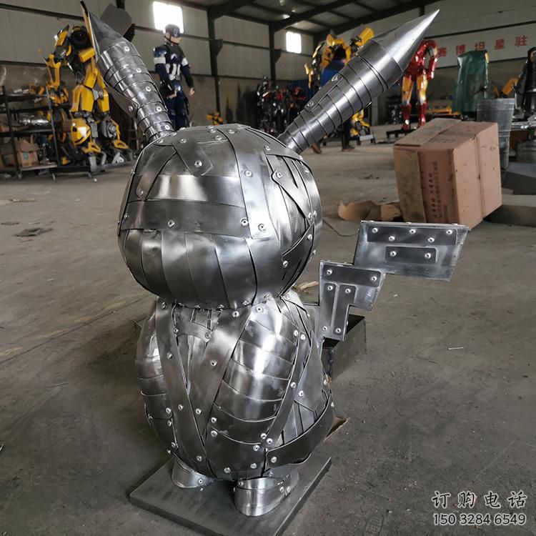 機甲版卡通小兔子雕塑