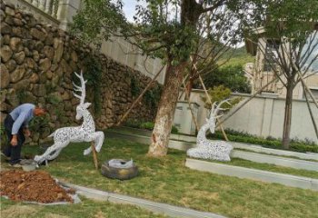 美陳小鹿雕塑供應(yīng)，城區(qū)小品，鏤空小鹿雕塑制造商