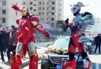 鋼鐵俠機(jī)器人雕塑