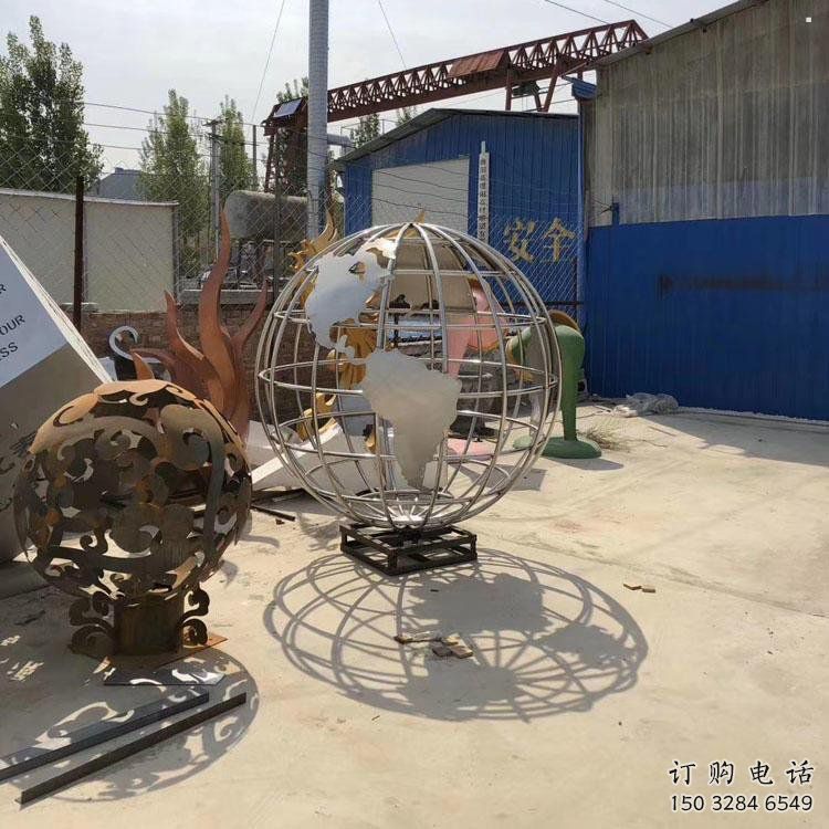 地球儀雕塑供應(yīng)，城區(qū)小品，鏡面地球儀雕塑制造商
