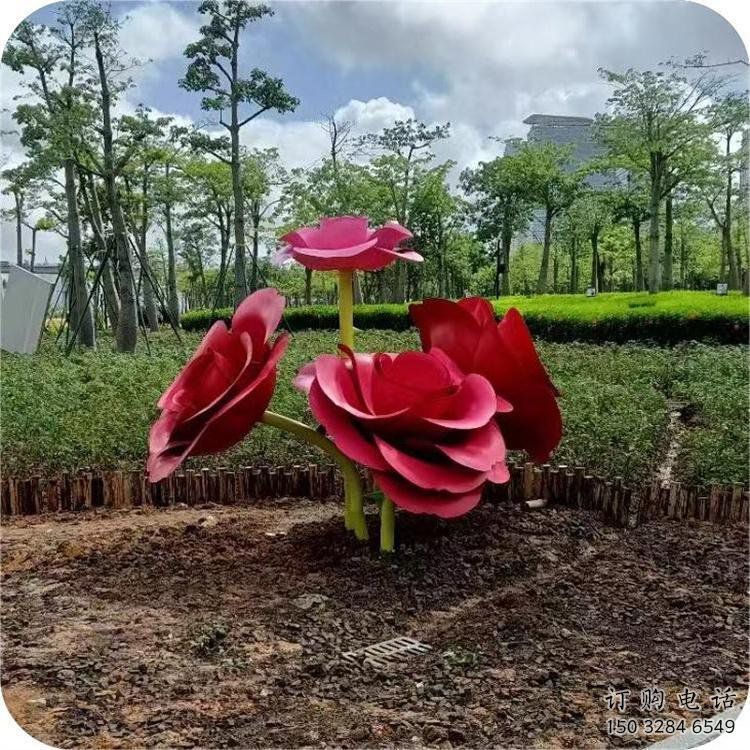 草地玫瑰雕塑