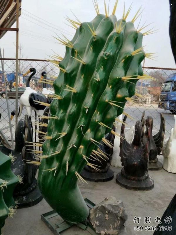 草地仙人掌雕塑