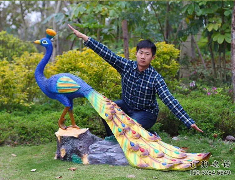 彩繪孔雀雕塑觀賞型，公園小品，別墅仿真孔雀雕塑廠家