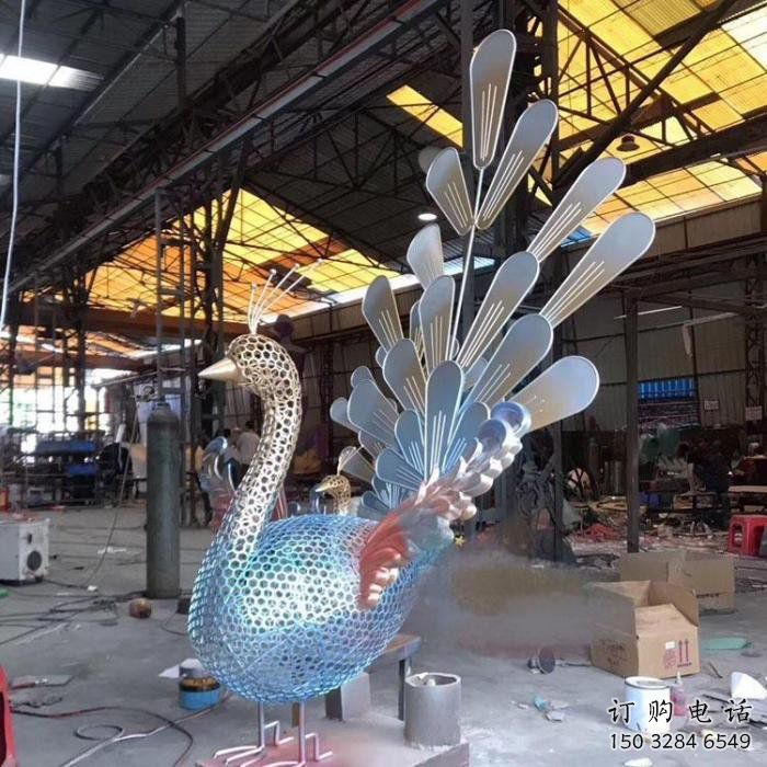 孔雀雕塑廠家，小區(qū)擺件，不銹鋼鏤空孔雀雕塑制造商