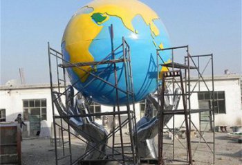 地球儀雕塑制作，村標概念，鍛鋼手托地球儀雕塑廠家