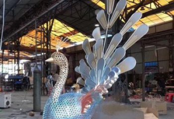 孔雀雕塑廠家，小區擺件，不銹鋼鏤空孔雀雕塑制造商