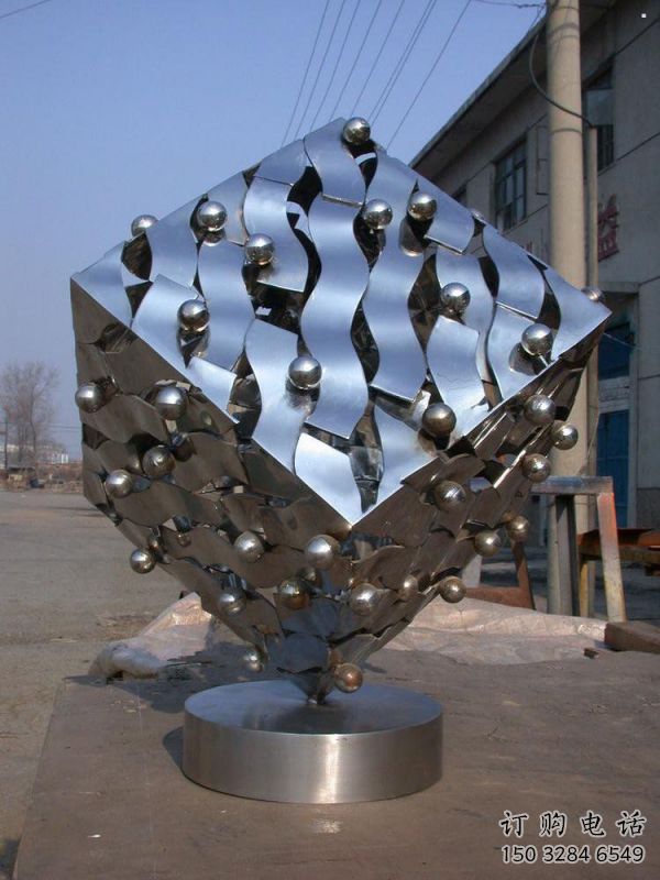 戶外正方形雕塑