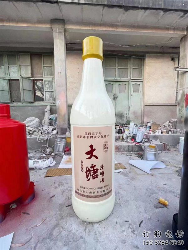 酒瓶雕塑定做，小區擺件，玻璃鋼酒瓶雕塑制作