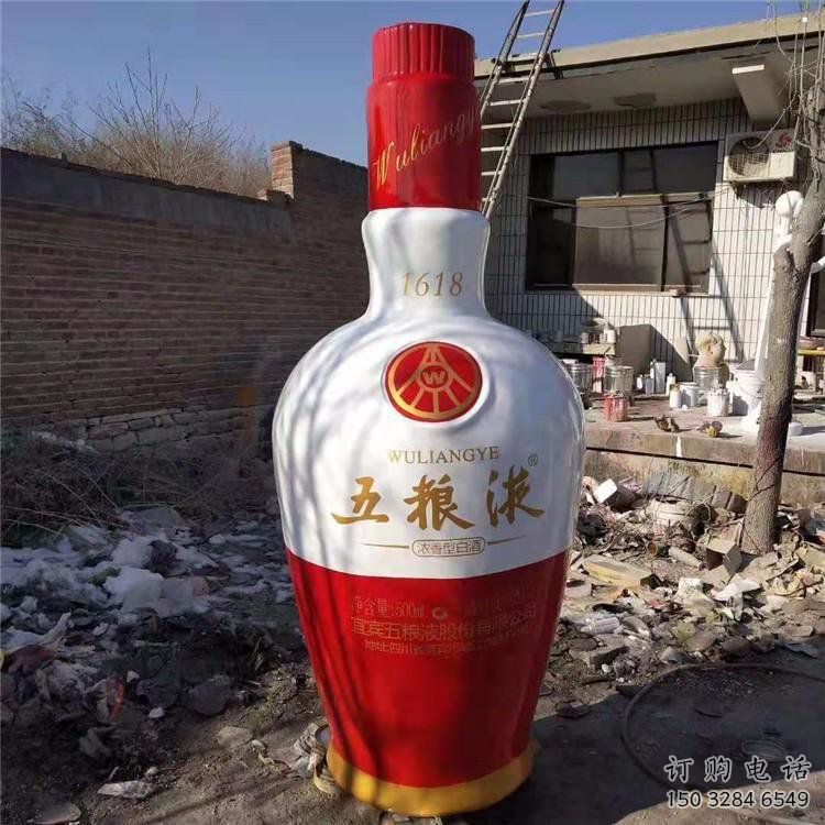 酒瓶雕塑選定，園林裝飾，大型玻璃鋼酒瓶雕塑公司