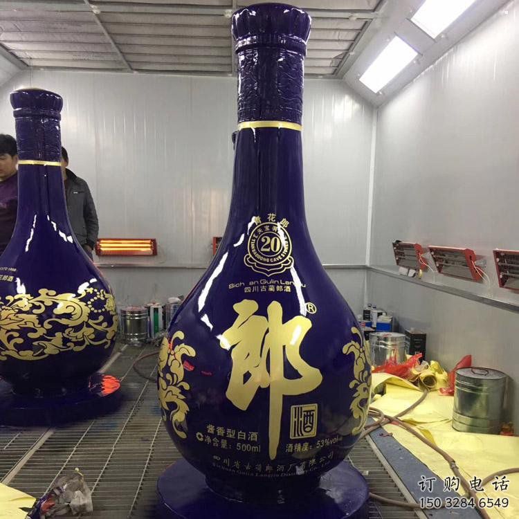 洋酒瓶雕塑選用，多彩藝術(shù)，玻璃鋼洋酒瓶雕塑展品