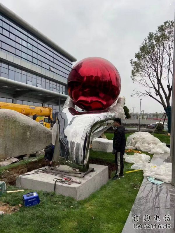 火球雕塑制作，鍛造工藝，廣場手托火球雕塑選用廠家