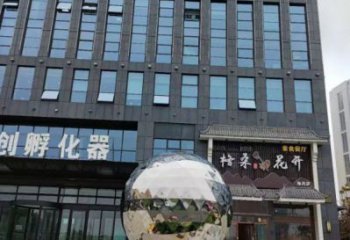 鏡面球雕塑制造，城區(qū)小品，不銹鋼球雕塑廠家提供